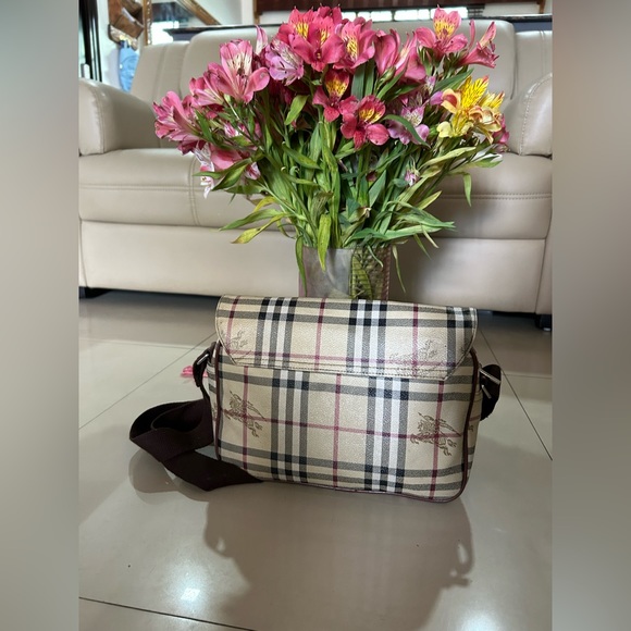 Burberry vintage crossbody unisex bag. Used gently. - Picture 9 of 16
